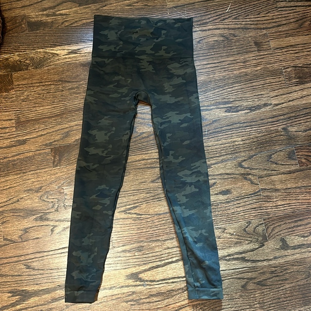 Spanx Green Camo leggings SIZE SMALL💚
